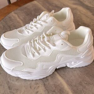 BRAND NEW pure white Women’s tennis shoes sneakers